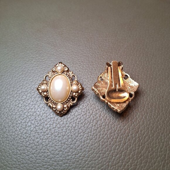 Clip On Earrings Faux Pearl Filigree Design Vintage Gold Tone Classy‎ 1 Inch - Picture 3 of 7